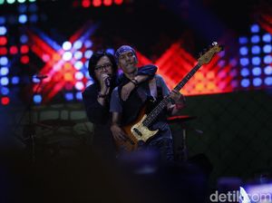 Dewa 19 feat Ari Lasso Tutup 90s Festival dengan Meriah