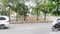 Portal ini berjarak sekitar 20-30 meter dari perempatan Pejaten. Lokasi portal ini ada di depan Mal Pejaten Village. (Foto: Tsarina Maharani/detikcom)