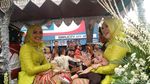 Kompaknya Kakak Ipar Kahiyang saat Ikut Kirab Kereta Kencana