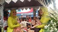 Inge Nasution bergaya bersama Poppy Dewanti Nasution (menggendong anaknya) ketika ikut kirab kereta kencana di rangkaian prosesi resepsi Kahiyang-Bobby (Foto: Danu Damarjati/detikcom)