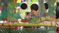 Sarah Bilby bercerita dengan menggunakan bahasa Indonesia dicampur oleh bahasa Inggris.  Foto: Kulfest 2017/ Hanif Hawari (detikHOT)