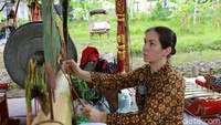 Adalah Sarah Bilby, perempuan asal Australia yang sangat mahir memainkan wayang. Foto: Kulfest 2017/ Hanif Hawari (detikHOT)