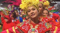 Foto: Mereka kemudian berlenggak-lenggok bersama penari lain. (Fida-detikcom)