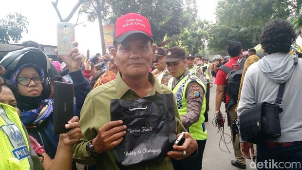 Suvenir dari Jokowi untuk Warga Medan Saat Kirab: Tas hingga Topi