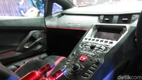 Aksesoris khusus pun tersemat di sana. Contoh saja konsep setirnya, ia gunakan dari Aventador SV. Kulit dan bentukannya sudah diubah juga tapi tetap orisinil  Foto: Ruly Kurniawan