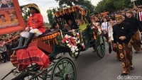 Presiden Jokowi bersama Iriana dan Kaesang Pangarep ikut kirab kereta kencana dalam pernikahan Kahiyang Ayu-Bobby Nasution di Medan (Foto: Ray Jordan/detikcom)
