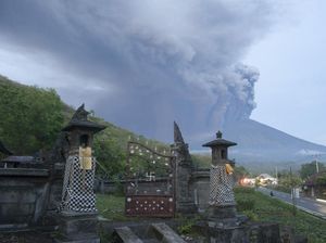 Ada Sinar Api di Puncak, Aktivitas Gunung Agung Terus Meningkat