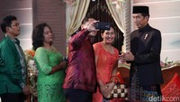 Beberapa tamu tak ingin melewatkan kesempatan untuk sekedar selfie bersama Presiden Jokowi.