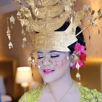 Kepada Wolipop, sang makeup artist mengatakan bahwa makeup Kahiyang disesuaikan dengan adat Mandailing yang harus glamour nan mewah. Tak heran, warna-warna cerah selalu dipakai Kahiyang selama pesta adat di Medan ini. Hari ketiga saat mengenakan kebaya kuning lemon, look make up new retro. Riasan mata yellow-gold sparkle dipertegas dengan eyeliner. Pakai blush on pink, dan lipstik fuschia, ujar Barry Irawan.  Foto: dok. Instagram (Noe_Onhair)