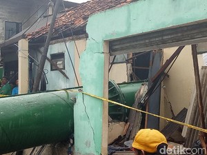 Tower BTS di Cipayung Sudah Dievakuasi, Material Tiang Diangkut