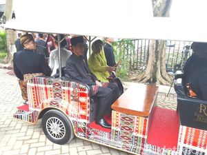 Pakai Mobil Ulos, Jokowi Tinggalkan Resepsi Sesi Pertama Kahiyang