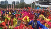 Foto: Tari Massal digelar dalam acara Kirab Kebangsaan di Monas, Jakarta Pusat, Minggu (26/11/2017). Para penari tampak mengenakan kebaya Betawi. (Fida-detikcom)