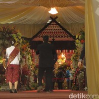 Urusan dekorasi nanti menjadi tanggung jawab Delavender Decoration.   Temanya dari Ibu Ade (Ibunda Bobby) sendiri. Tapi beliau tidak menjelaskan alasannya memilih tema tersebut, ujar Pak John, pemilik Delavender, kepada Wolipop, Jumat (24/11/2017).  Foto: Andhika Prasetia/detikcom