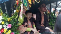 Cucu Jokowi, Jan Ethes Srinarendra tetap mencuri perhatian selama kirab. Dia pun ikut melambaikan tangan ke arah warga Medan (Foto: Grandyos Zafna.)