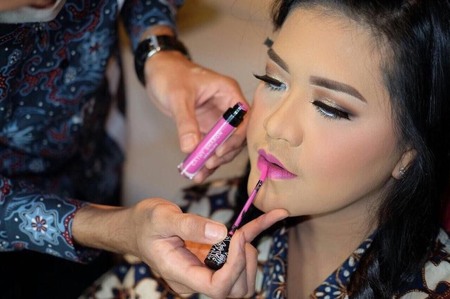 Kahiyang tampil flawless dan cerah dengan makeup bernuansa pink. Lipstik pink fuchshia mempercantik bibir Kahiyang yang mana hari ini dia harus menebar senyuman seharian. Barry menggunakan lipstik pink fuchsia dari brand Urban Lips yang bekerjasama dengan Cathy Sharon.  Foto: dok. Instagram (Cathy Sharon)