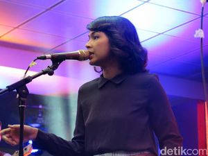 Vira Talisa Tuliskan Kenangan Liburannya dalam Down in Vieux Cannes
