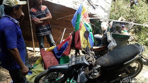 Motor penjual makanan dan pengunjung rusak/