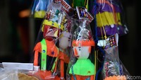 Di perkampungan ini, masyarakat Setu Babakan masih mempertahankan budaya dan cara hidup khas Betawi, berdagang, membuat kerajinan tangan, dan membuat makanan khas Betawi.