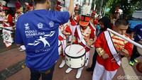 Acara tersebut semakin dimeriahkan dengan iringan marching band.