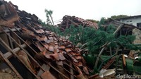 Rumah yang tertimpa tower BTS tersebut mengalami kerusakan cukup parah. Atap rumah dan tembok ikut runtuh karena tertimpa tower setinggi 30 meter ini.