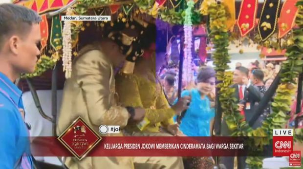 So Sweet, Bobby Suapi Permen ke Kahiyang di Atas Kereta Kencana 