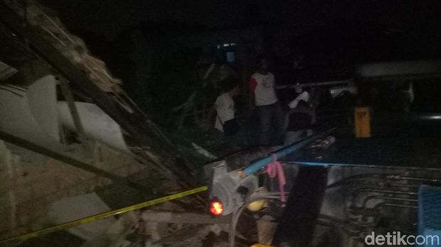 Proses evakuasi tower BTS masih dilakukan
