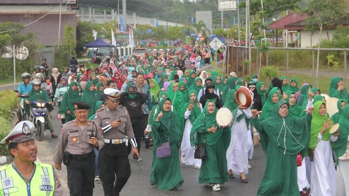 Ribuan Ibu Jalan Kaki Kawal Calon Independen Daftar Pilwakot Tarakan