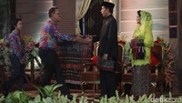 Uya saat bersalaman dengan Presiden Jokowi. Foto: Keluarga Uya Kuya (Grandy/detikHOT)