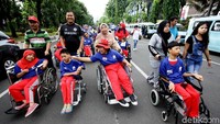 Sejumlah penyandang disabilitas tampak mengikuti acara gerak jalan sehat yang diselenggarakan oleh RRI, Jakarta, Minggu (26/11/2017).