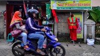 Tak hanya kuliner, di perkampungan budaya Betawi Setu Babakan juga terdapat penjual busana khas Betawi.