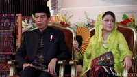 Jokowi dan Iriana juga terlihat sangat serasi di kursi pelaminan.