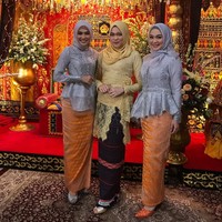 Selain Poppy dan Inge, ada satu sosok perempuan dari keluarga Bobby yang cukup akrab dengan Inge. Dialah Sherly Siregar yang berkebaya kuning. Menemani Kahiyang selama di pelaminan kemarin, sosok Sherly sempat bikin netizen salah fokus. Foto: Instagram