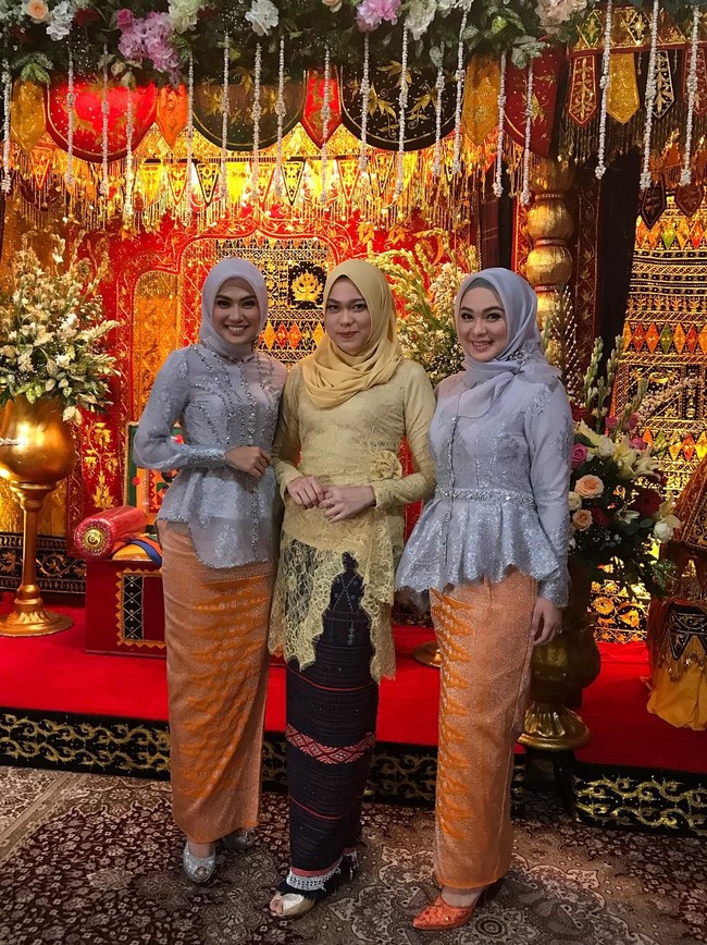 Selain Poppy dan Inge, ada satu sosok perempuan dari keluarga Bobby yang cukup akrab dengan Inge. Dialah Sherly Siregar yang berkebaya kuning. Menemani Kahiyang selama di pelaminan kemarin, sosok Sherly sempat bikin netizen salah fokus. Foto: Instagram