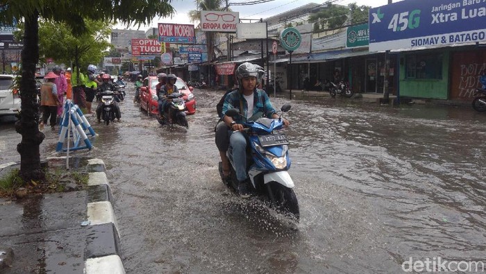 Jalan Adisutjipto Yogya Tergenang, Arus Lalin Mengular  2 Km