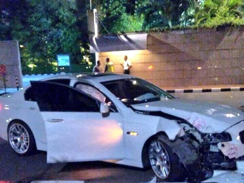 BMW Tabrak Tiang Beton di Senayan, Bodi Depan Ringsek BMW Tabrak Tiang Beton di Senayan, Bodi Depan Ringsek