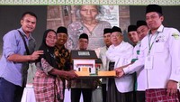 Ditanya mengenai bantuan secara simbolis diberikan Ketua Umum PBNU KH Said Aqil Siroj dan Rais Aam PBNU KH Maruf Amin, Nenek Maunah langsung menagis terseguk-seguk, wajah sedih, haru dan gembira tampak terlihat dari air matanya yang menetes. Istimewa/Junaidi/PBNU.