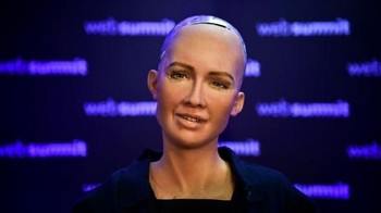 Robot Sophia. Sophia diciptakan oleh perusahaan Hong Kong bernama Hanson Robotics dan dapat menampilkan lebih dari 50 ekspresi wajah. Ia dilahirkan alias aktif pada 14 Februari 2016. Foto: dok AFP