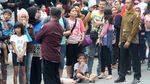 Potret Antusias Warga Saksikan Kirab Kahiyang-Bobby