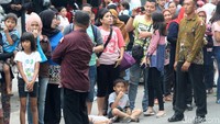 Beberapa warga turut mengajak serta sanak keluarga untuk menyaksikan kirab tersebut.