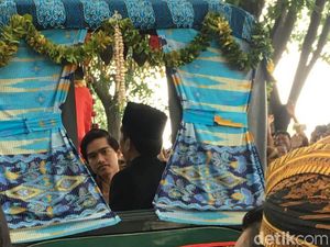 Ekspresi Kaesang yang Bawa Kamera di Kirab Kereta Kencana Kahiyang