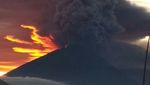 Penampakan Gunung Agung Erupsi Hingga 3.000 Meter