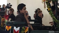 Dia duduk menghadap ke arah Jokowi dan Iriana di kereta kencana (Foto: Ray Jordan/detikcom)