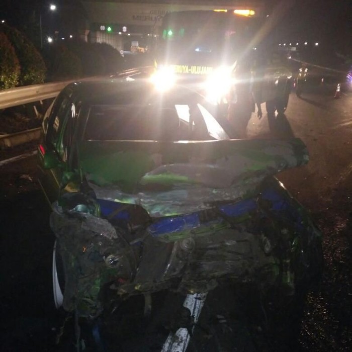 Kecelakaan Sedan VS Tiang Lampu di Dekat Pintu Tol Meruya  