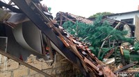 Tower BTS ini diduga roboh ketika terjadi hujan deras disertai angin sekitar pukul 12.00 WIB tadi.