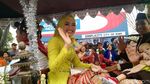 Kompaknya Kakak Ipar Kahiyang saat Ikut Kirab Kereta Kencana