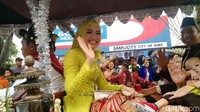 Inge tampak tersenyum sembari melambaikan tangan (Foto: Danu Damarjati/detikcom)