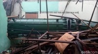Beruntung, tak ada korban jiwa dari peristiwa yang terjadi pada Minggu (26/11/2017) ini. Petugas Sudin PKP Jaktim menyebut hanya ada kerugian material.