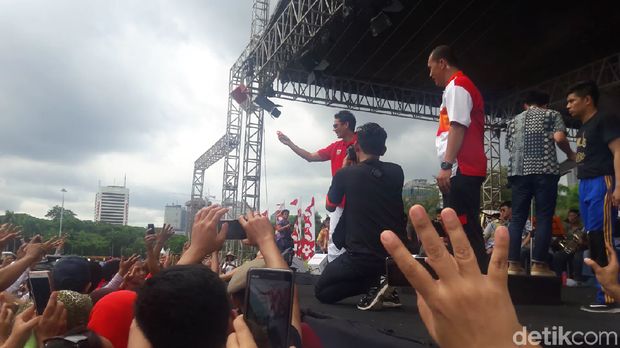 Di Kirab Kebangsaan, Sandi Berjoget hingga Lempar Gelang ke Warga