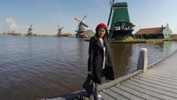 Ia pernah mengunjungi beberapa negara di Eropa. Gayanya pun stylish dan cantik! (ingenst/Instagram)