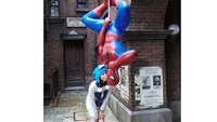 Bukan cuma gayanya yang cantik dan stylish, Inge juga gemar berpose unik. Lihat saja gayanya di Universal Studios Jepang bersama karakter Spiderman ini (ingenst/Instagram)